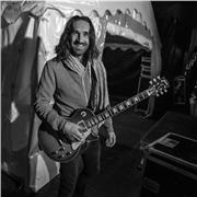 professeur donne cours de guitares musiques actuelles